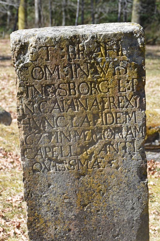 ”Per Brahe, greve till Visingsborg, friherre till Kajana, reste denna sten 1679 till minne av ett mycket gammalt kapell”
